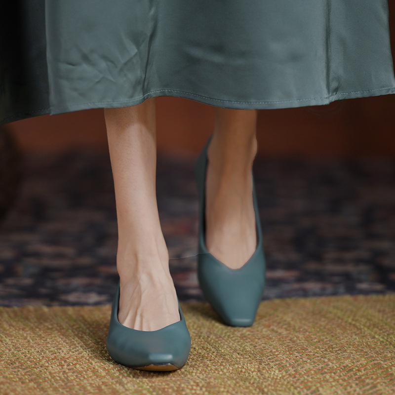 Kasut perempuan Shoes for women Women's shoes with pointed head, shallow mouth and low heels are popular in 2022 The new Korean version in summer is fashionable and simple, and women wear single shoes