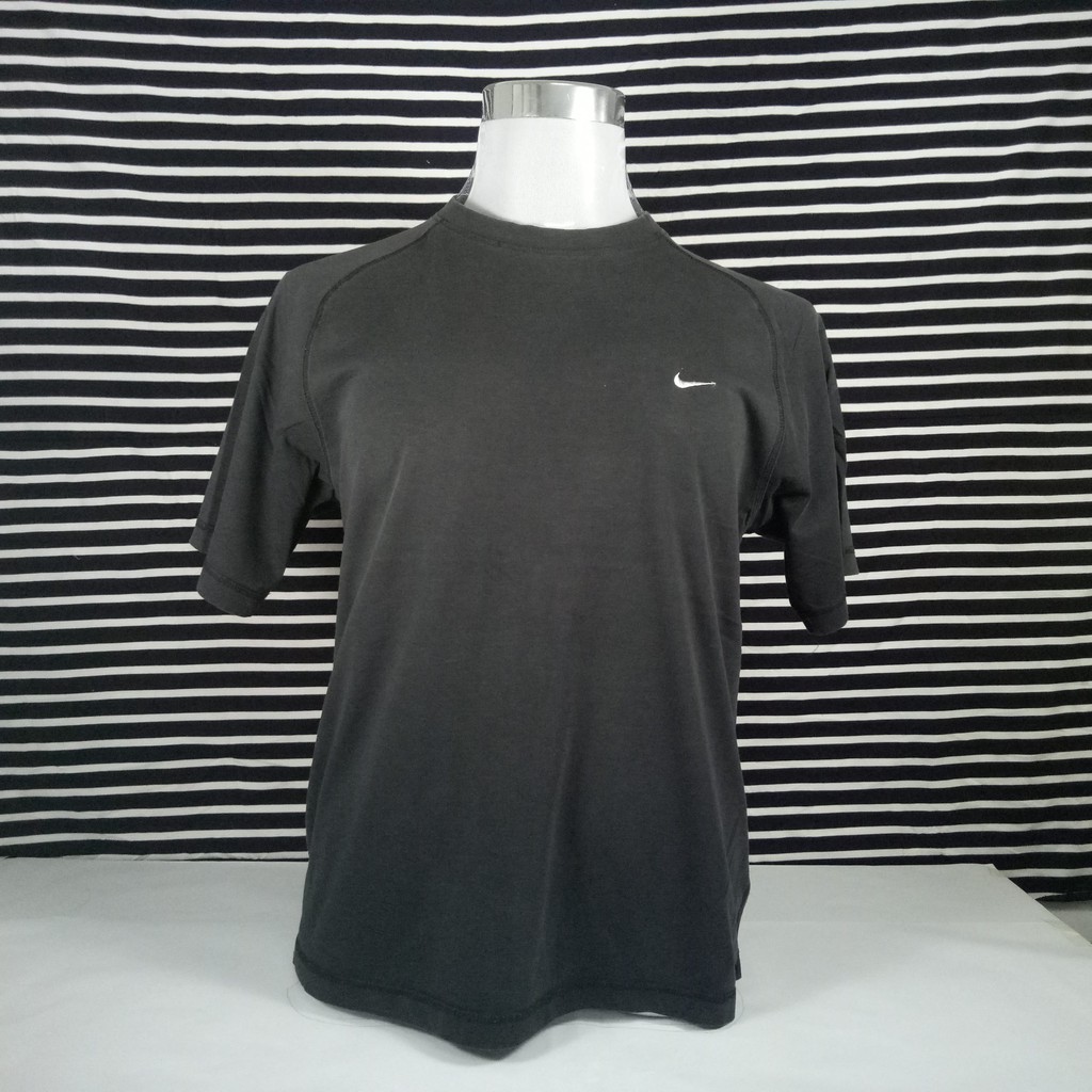 small nike logo t shirt