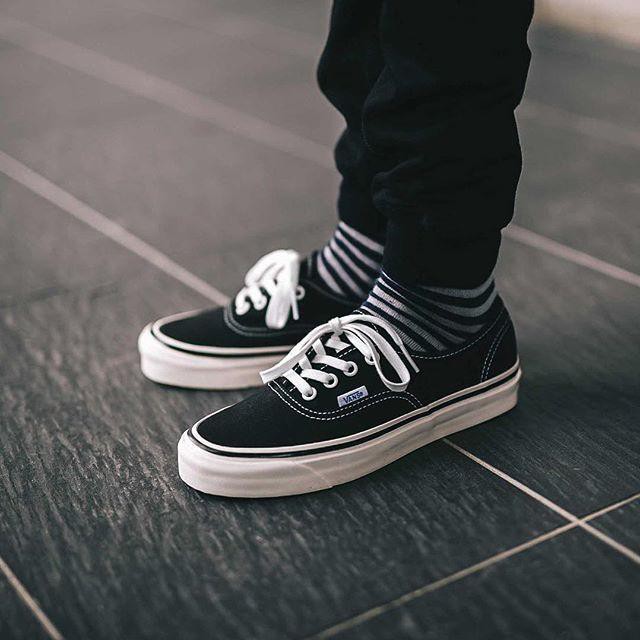 vans classic black