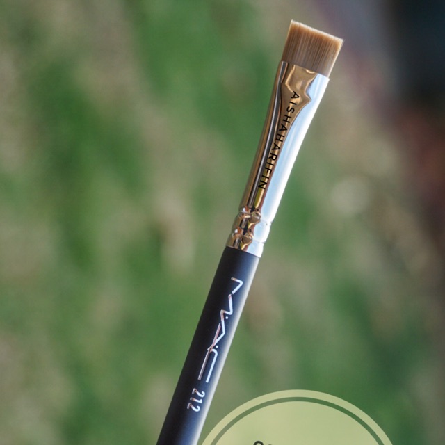 brush concealer kening