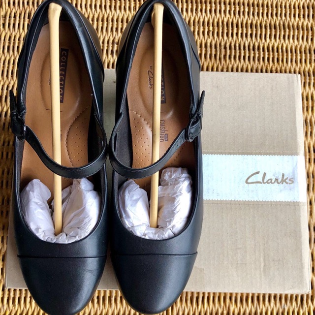 clarks wide heels