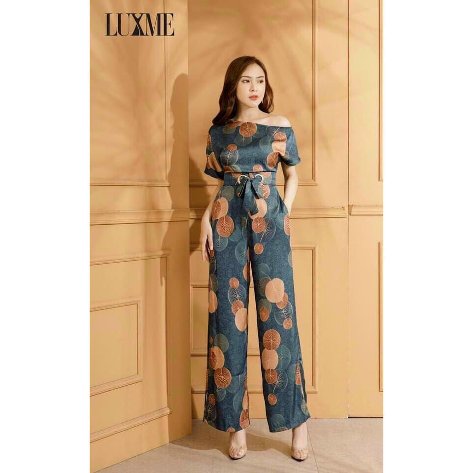 Wide-leg jumpsuit tied with a bow at the waist with eyelets is so pretty