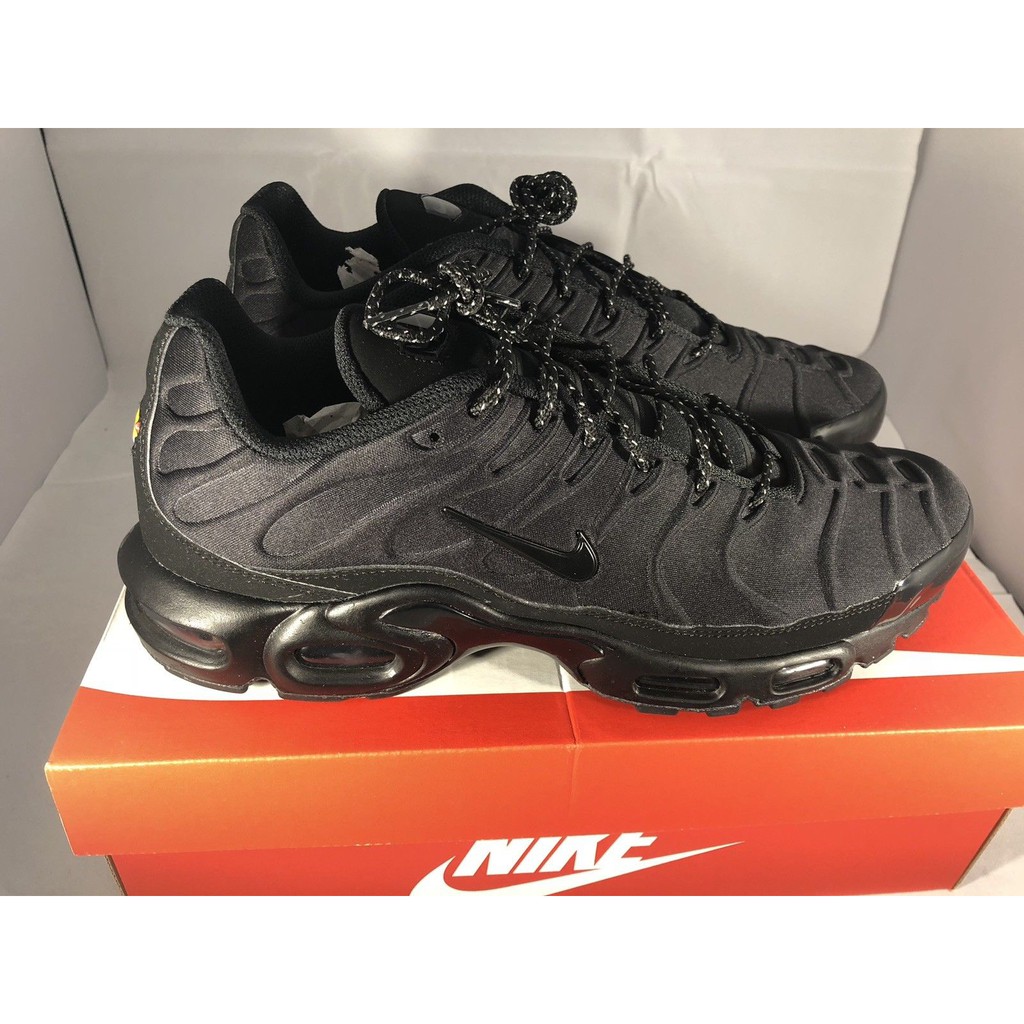 nike air max plus se triple black