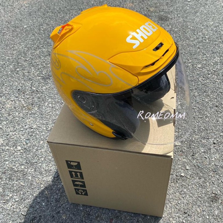 Helmet kuning viral