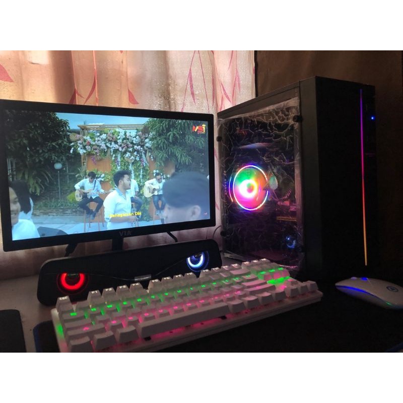 คอมพิวเตอร์ตั้งโต๊ะและบัญชีสำหรับการเล่นเกม