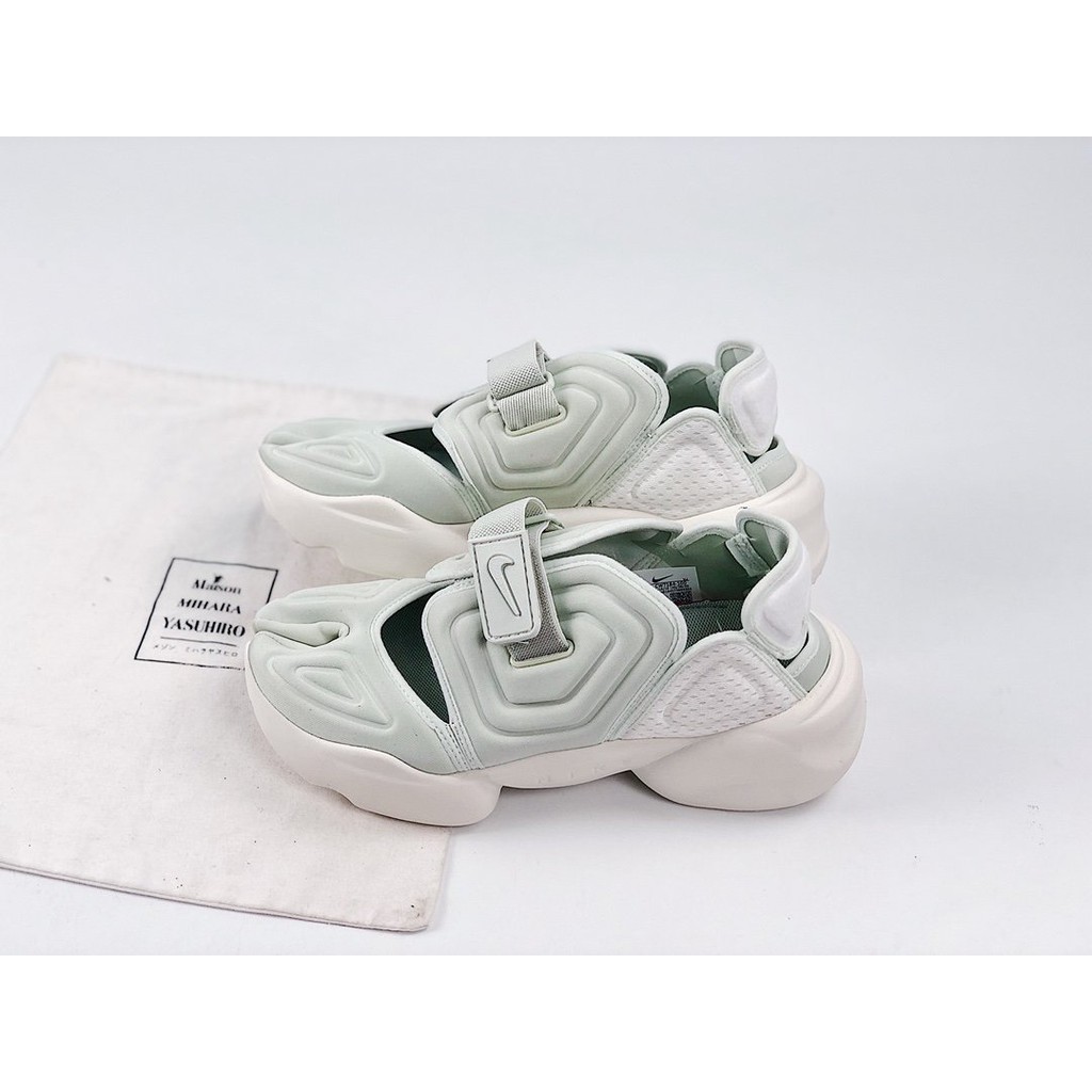 nike trainers split toe