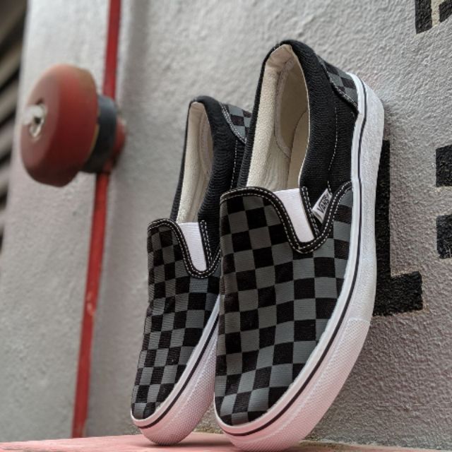 vans slip on blackout