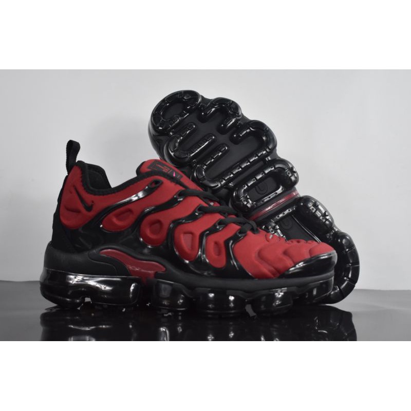 red and black nike vapormax plus