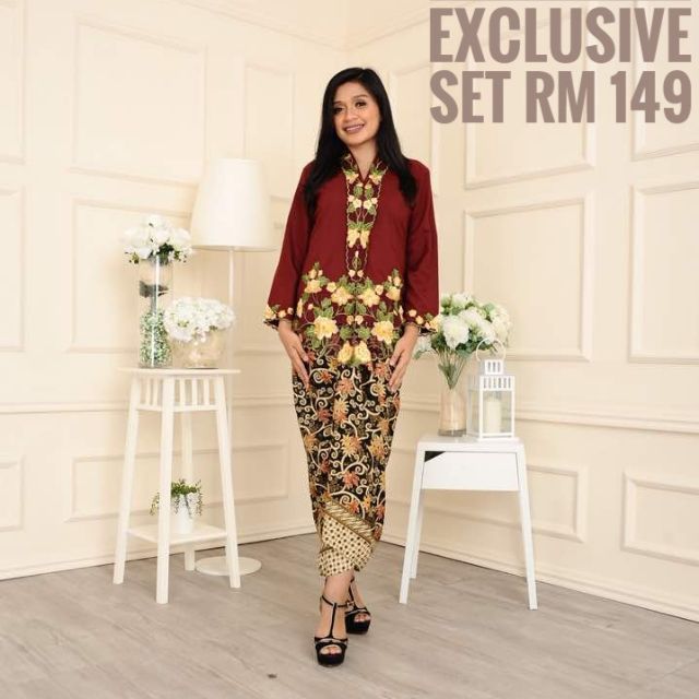 Baju Kebaya Nyonya Bertudung