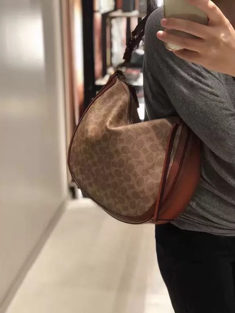 sutton hobo in signature canvas