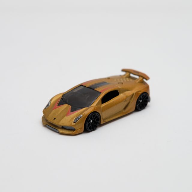 Hot Wheels Lamborghini Sesto Elemento Matte Gold | Shopee Malaysia