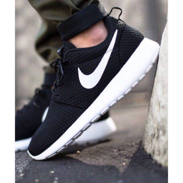 nike roshe run black black