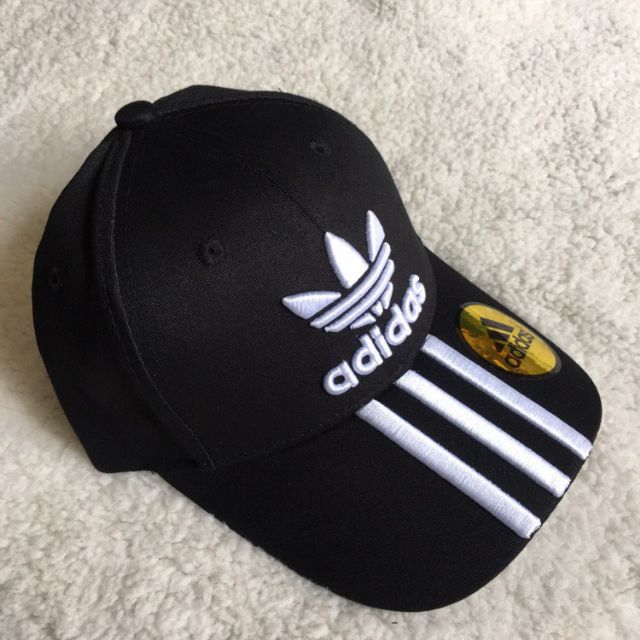 model topi adidas