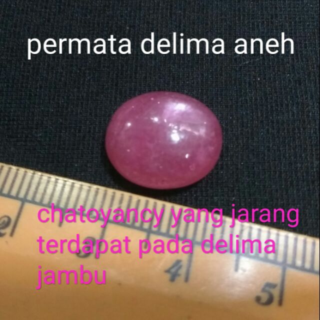 Permata delima merah jambu aneh yang ada u0027chatoyancyu0027 efek mata 