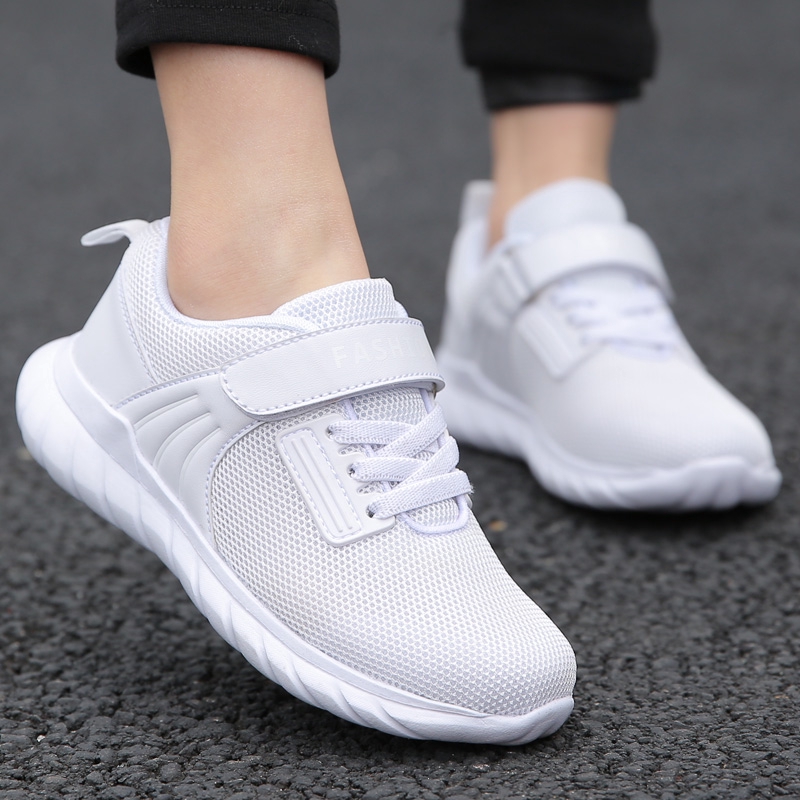 girls white sport shoes