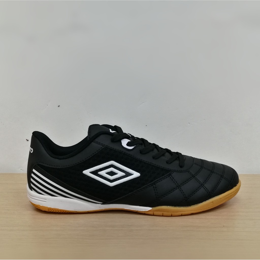 kasut futsal umbro