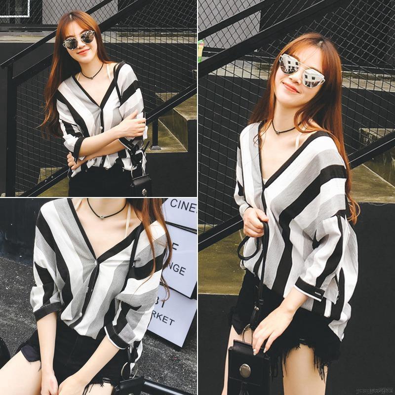 Kemeja V-Neck Lengan Panjang Simple Motif Garis Gaya Korea untuk Wanita