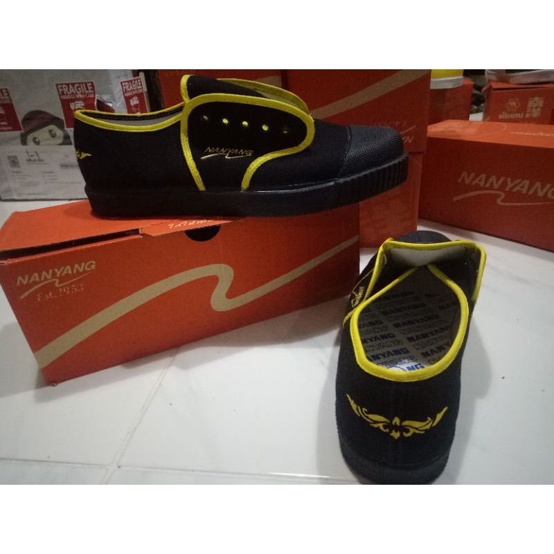 ORIGINAL NANYANG SHOES KASUT NANYANG KASUT SEPAKTAKRAW BATIK LINE KUNING