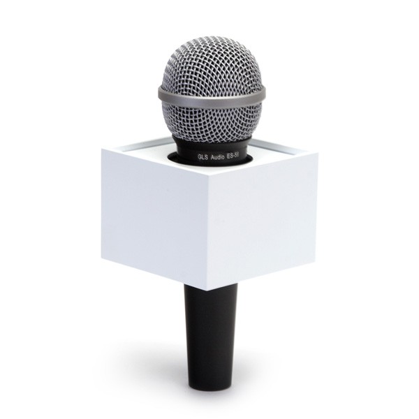 репортерский микрофон с кубиком. кубик на микрофон. кубик на микрофон. кубики на микрофон. микрофон с логотипом телеканала.