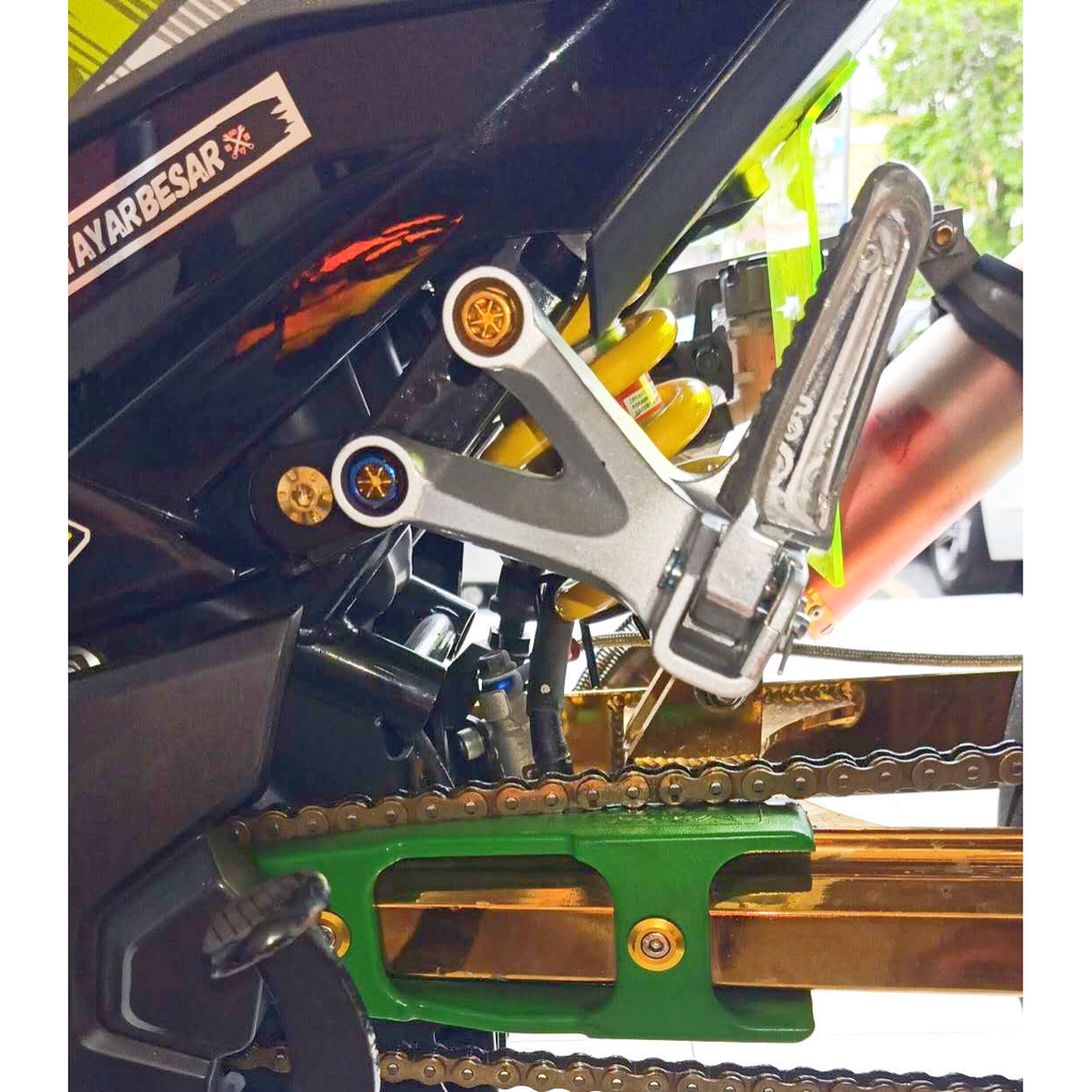 FOOTREST ALLOY EGO MODIFY YAMAHA Y15 V1 V2 / LC135 NEW 1 SET 1 PCS ORIGINAL YAMAHA / BRAND SYS