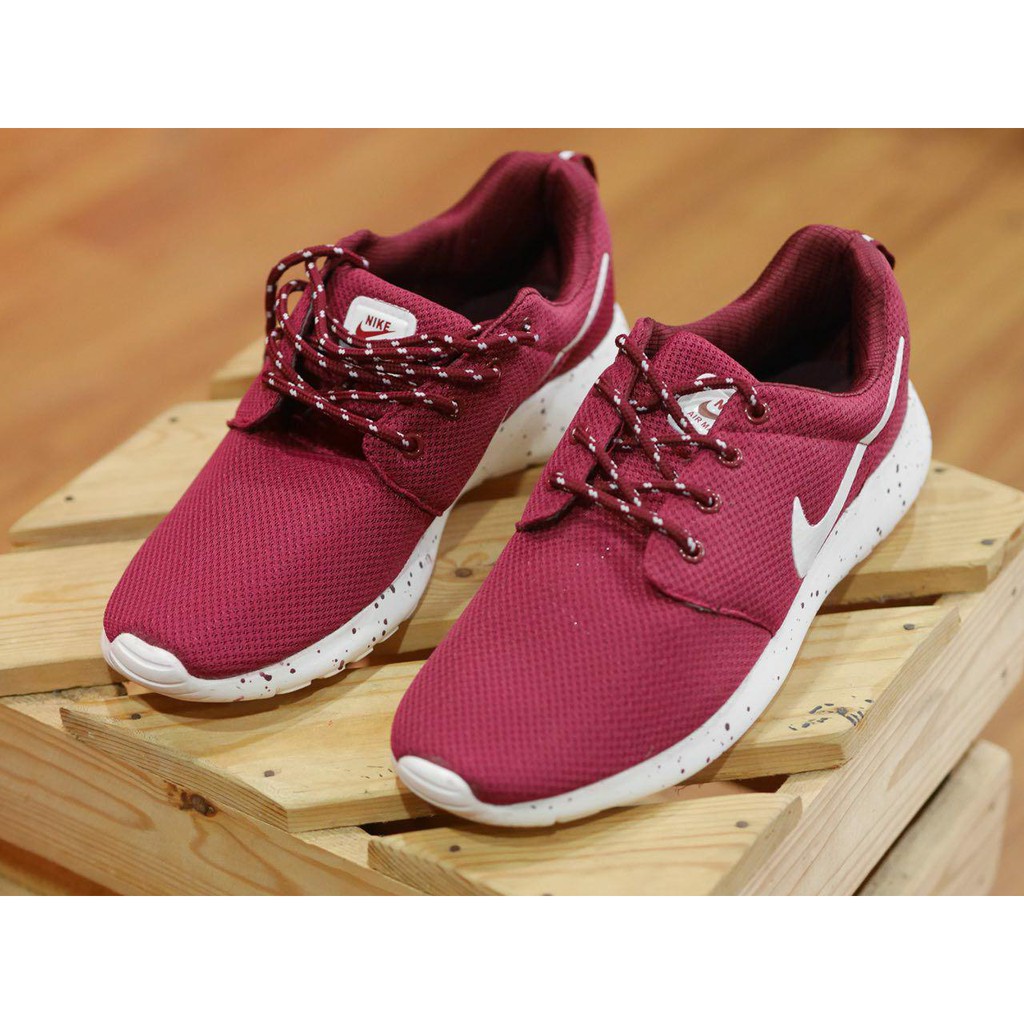 nike roshe maroon