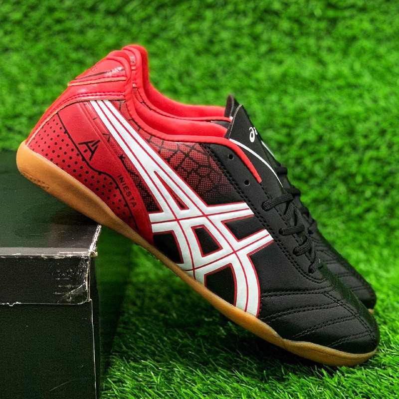 kasut futsal asics