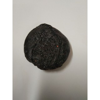 新品上架 76g 锡米胆由于锡矿蕴藏在极深的地下 经过漫长的岁月 吸收天地之灵气 凝结而成胆形的宝石 故称之为 锡米胆 据说 晚间小孩啼哭不眠 佩戴 锡米胆 据有镇惊的效