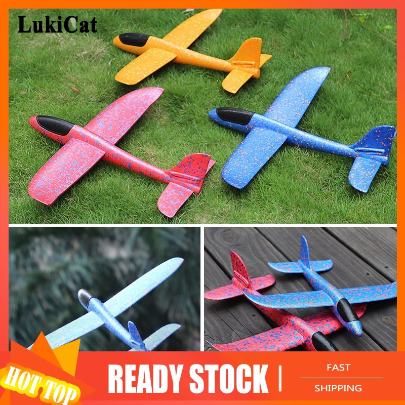 hand throwing glider plane