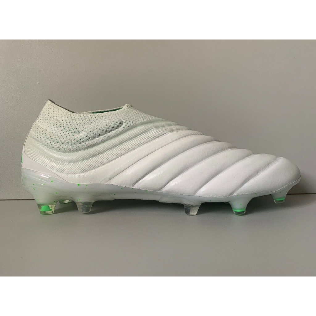 laceless soccer cleats