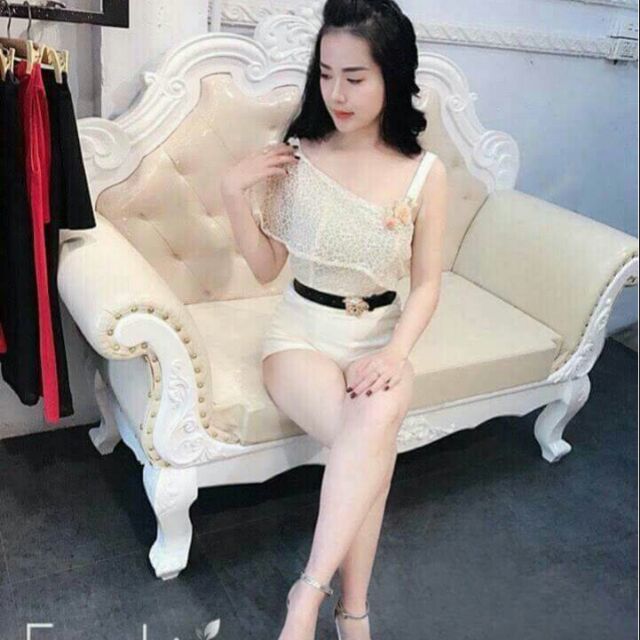 Jump short with 1 ruffle shoulder