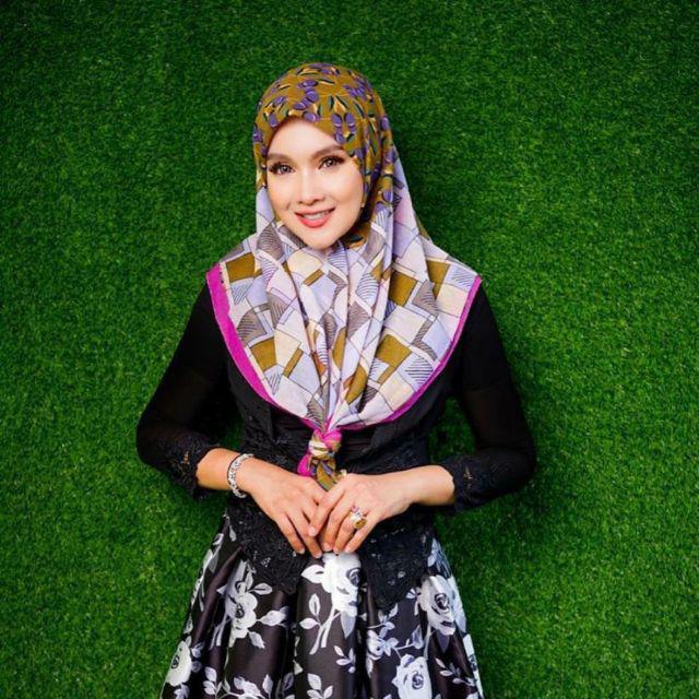 Tip Pemilihan Warna Tudung Yang Sesuai Dipadankan Dengan Jubah Hitam, Para Hijabi Wajib Tahu!