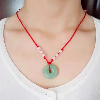 Emerald pendant, men and women send each other exquisite gifts.