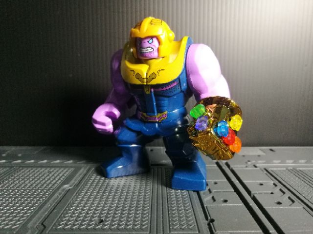 lego thanos figure with infinity gauntlet