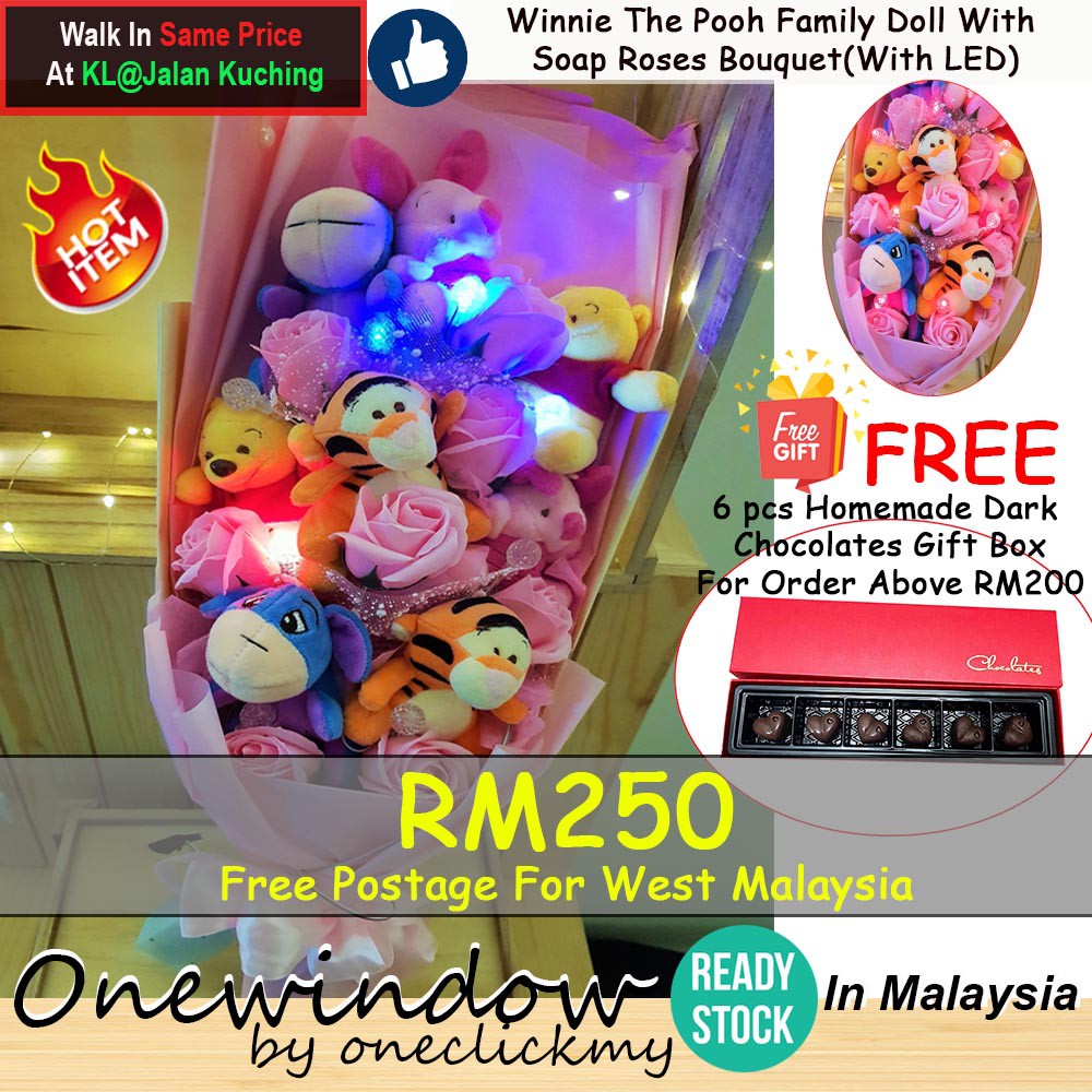 [ READY STOCK ]In Malaysia Winnie The Pooh Family Doll With Soap Roses Bouquet(With LED)/仿真手捧花