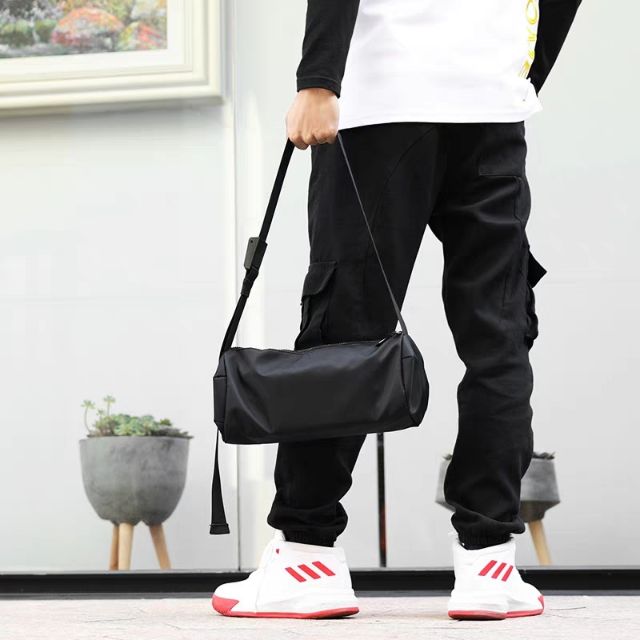 sling bag street style