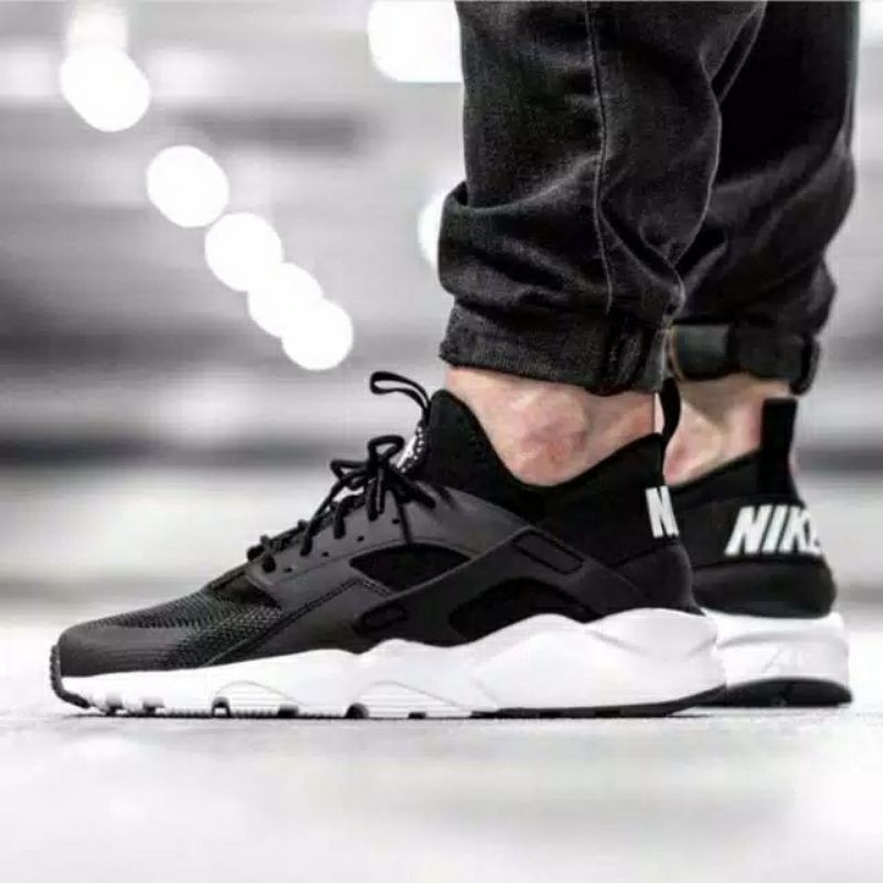 nike hurache black and white