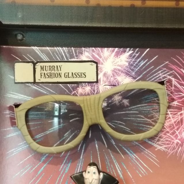 Featured image of post Glasses Guy From Hotel Transylvania