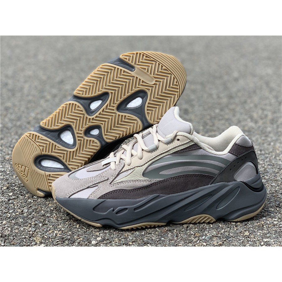 yeezy boost 700 noir