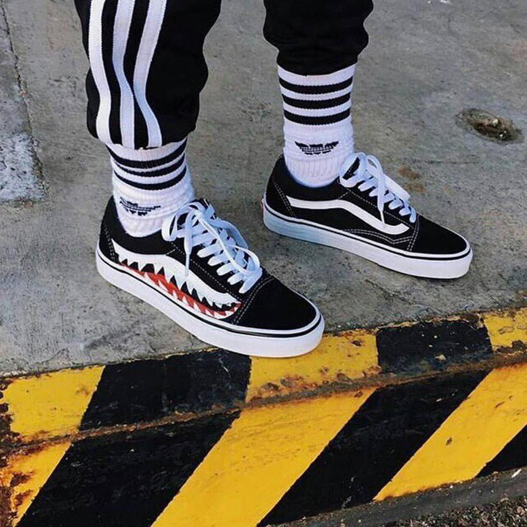 sepatu vans x bape