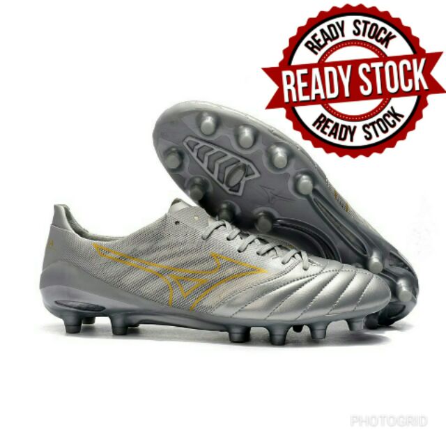 kasut bola mizuno