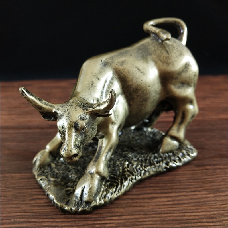 Bronze Bull Statue Ornament Wall Street Cattle Sculpture Charging Stock Market Resin Cow Statue Mascot Home Office Decor Gifts