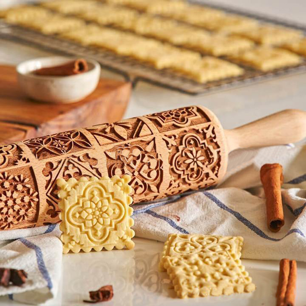 Christmas Wooden Rolling Pins Engraved Embossing Rolling Pin with Christmas Deer snowflake Pattern Christmas Theme Baking Embossed Cookies Noodle Biscuit Fondant Cake Carved Decorative Kitchen Tool 
