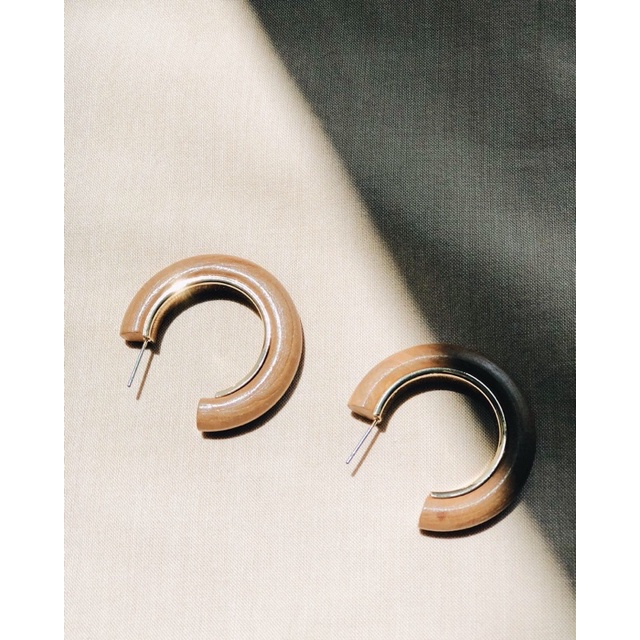 Wooden gold frame hoop earrings