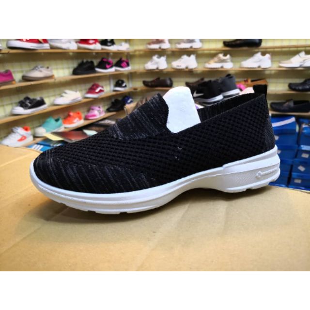 sketchers on clearance