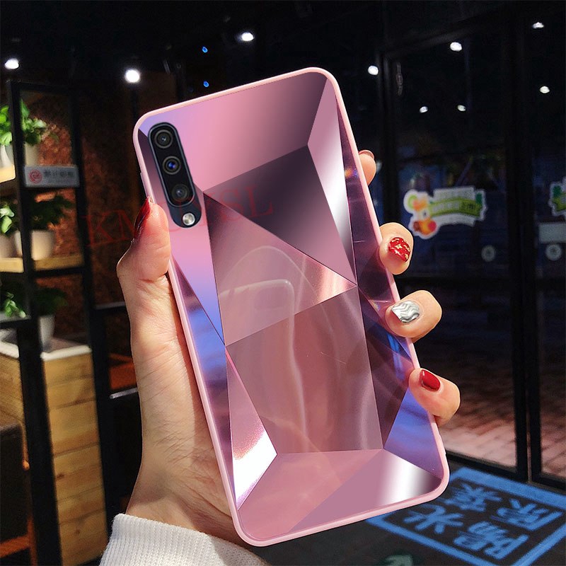Perbedaan Samsung Galaxy A20 Dan Galaxy M20 Simak