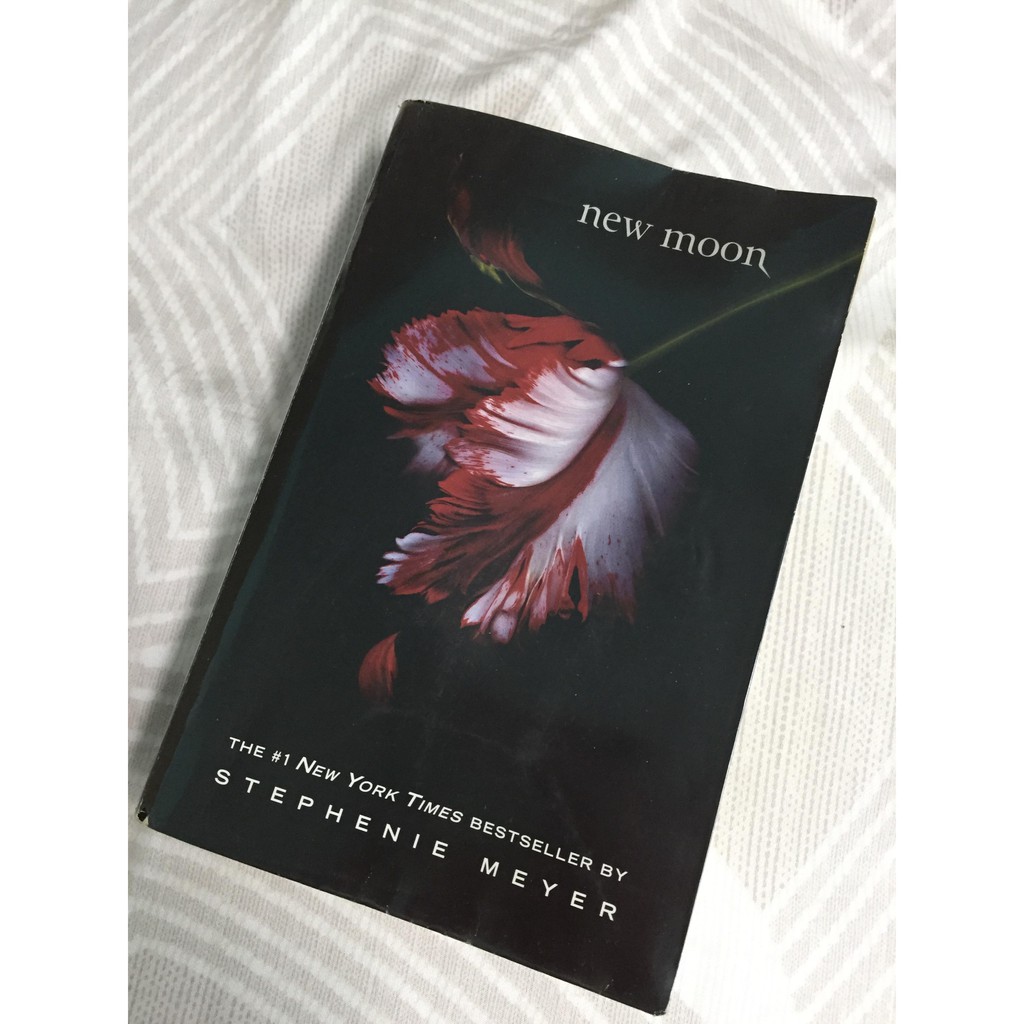 New Moon Twilight 2 By Stephenie Meyer Paperback Novel Shopee Malaysia