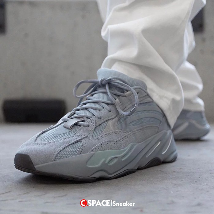 yeezy maze runner 700