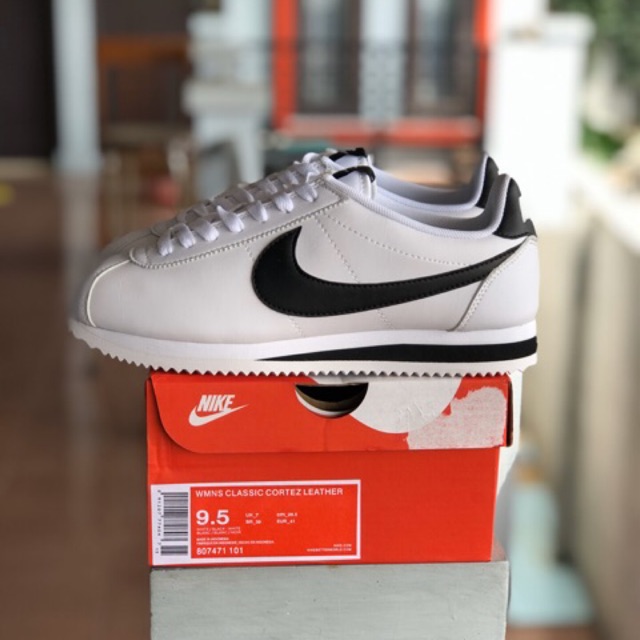 nike cortez with socks