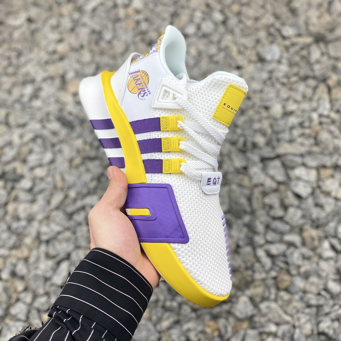 couple sneakers adidas