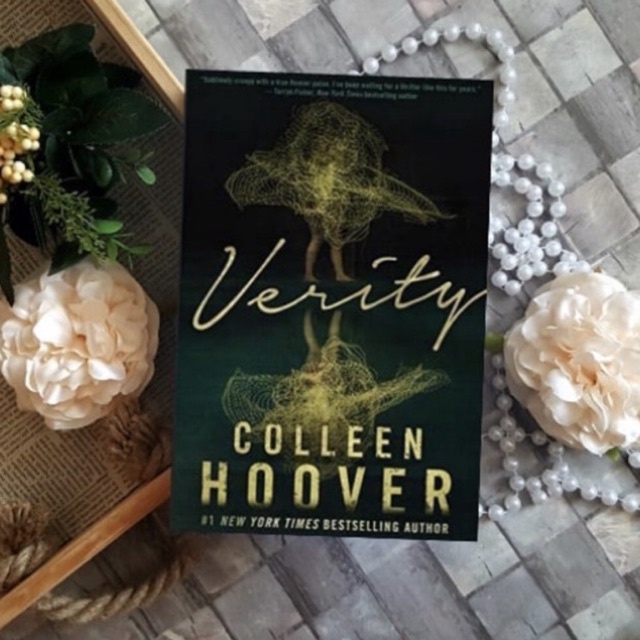 Verity book by Colleen Hoover. Buku Tiktok viral recommended. Booktok and Bookstagram